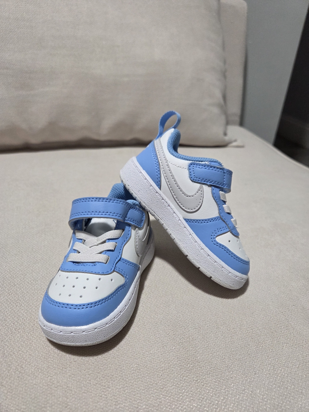 NWOT NIKE Kids Blue and White Sneaker with Hook-and-Loop Strap 5c